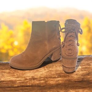NWOT UGG Corinne Suede Boot Chestnut SIZE 7.5